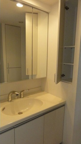 洗面設備　※写真は同じマンションの違う部屋のものになります。