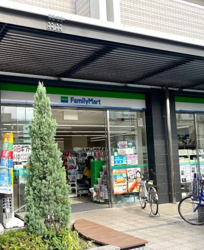 コンビニ　ファミリーマート 東花園駅前店（コンビニ）まで242m