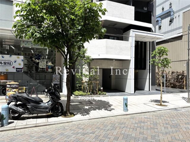 エントランス　重厚感あるマンションでございます