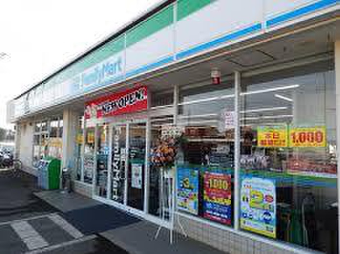 コンビニ　ファミリーマート（コンビニ）まで800m