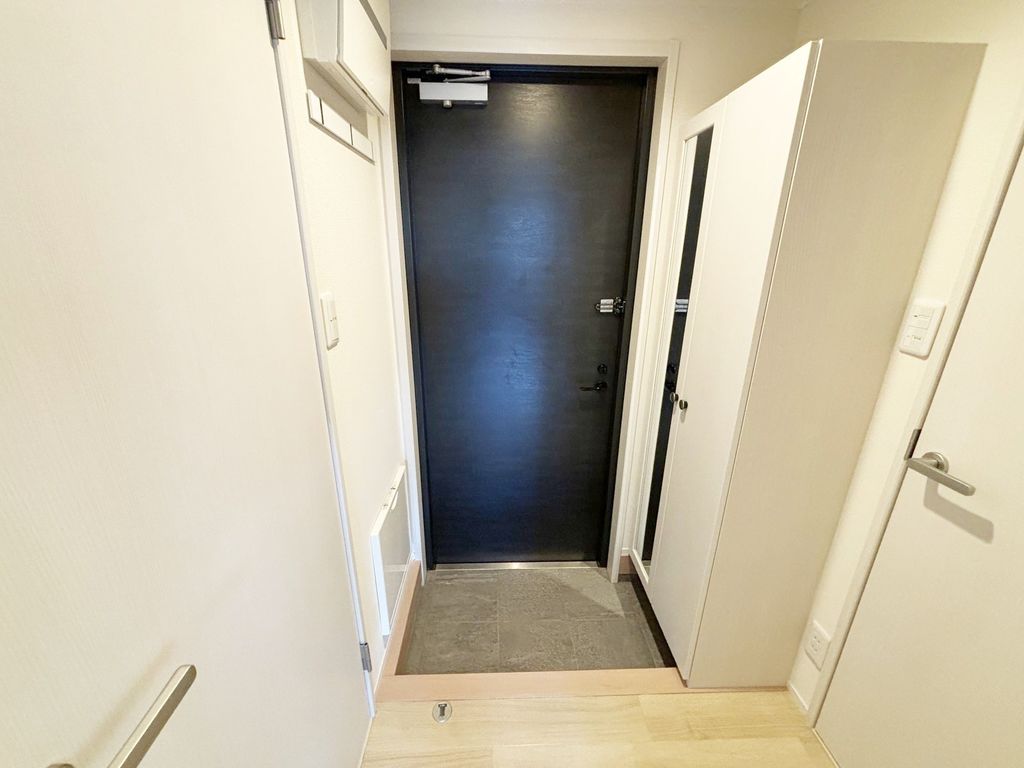 玄関　同物件別部屋写真