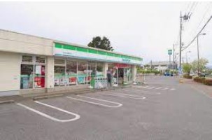 コンビニ　ファミリーマート あきる野草花店（コンビニ）まで900m