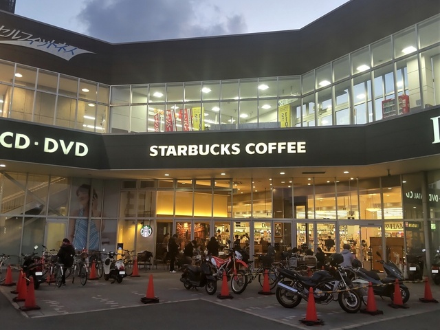 飲食店　スターバックスコーヒーメッサオークワ和歌山高松店（飲食店）まで554m