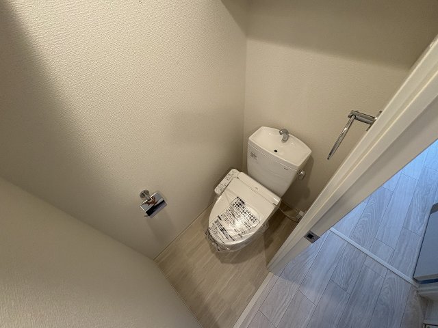 トイレ　落ち着いた色調のトイレです
