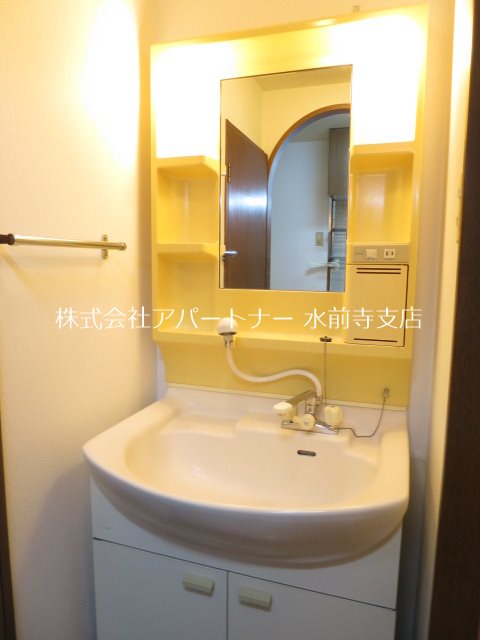 洗面設備　朝晩の準備もはかどる独立洗面台です