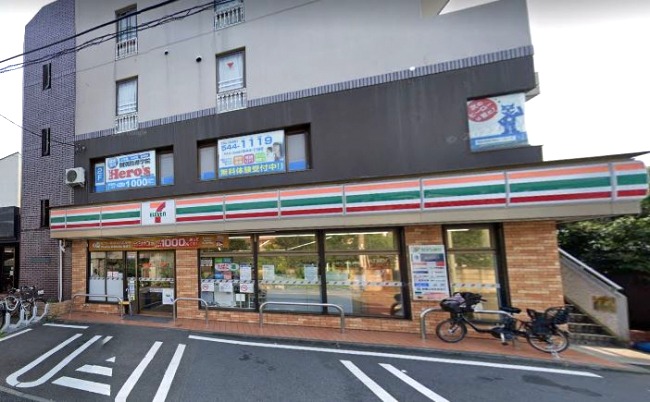 コンビニ　セブンイレブン（コンビニ）まで618m