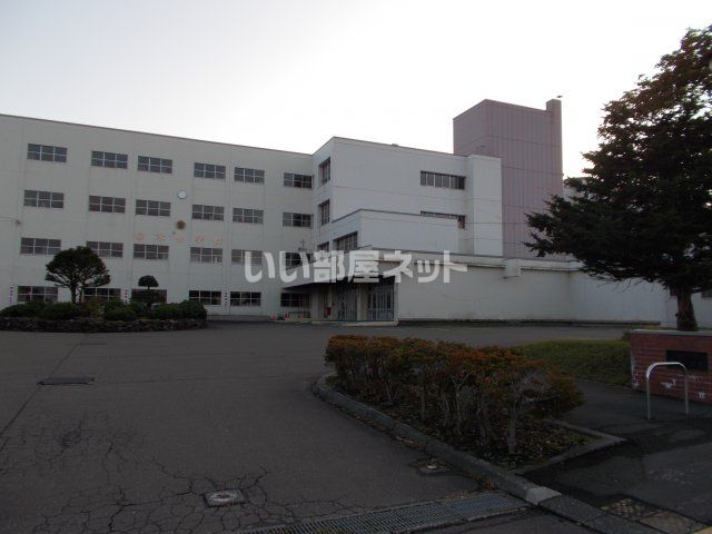 小学校　千歳市立桜木小学校（小学校）まで302m