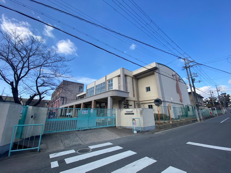 小学校　寝屋川市立南小学校（小学校）まで985m