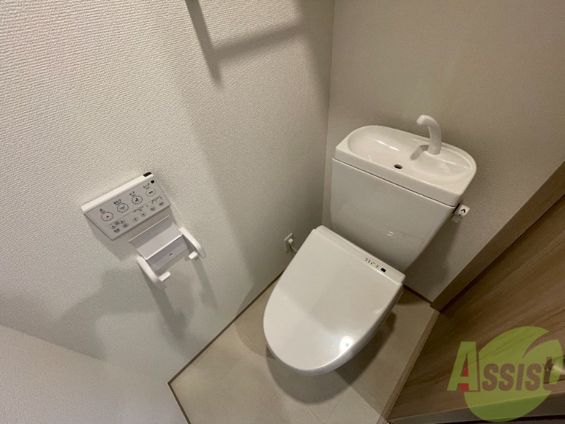 トイレ　トイレは温水洗浄便座です。シンプルな雰囲気になっています。