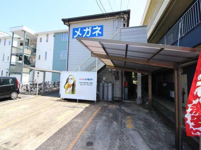 エントランス　1階角にメガネ屋さんが入っております。