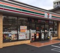 コンビニ　セブンイレブン 東京医科大前店（コンビニ）まで82m