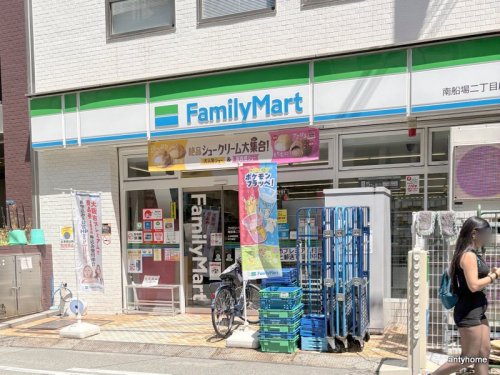 コンビニ　ファミリーマート 南船場二丁目店（コンビニ）まで72m
