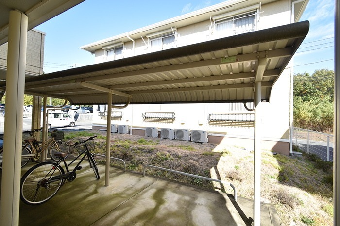 その他設備　屋根付きの駐輪場です。