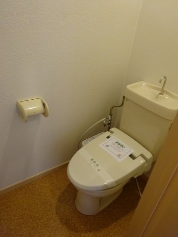 トイレ　落ち着いた色調のトイレです