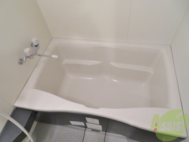 バス・シャワールーム　綺麗なお風呂です。このサイズならゆったり入れそうですね