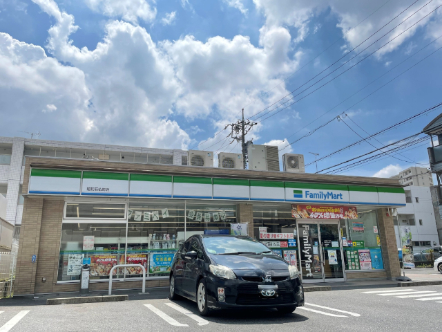 コンビニ　ファミリーマート昭和石仏町店（コンビニ）まで188m