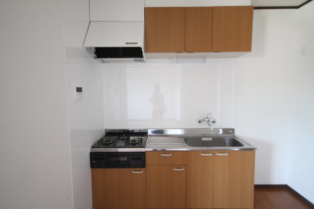 キッチン　同じ建物の別のお部屋の写真です。現況優先。