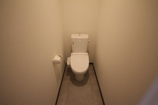 トイレ　同じ建物の別のお部屋の写真です。現況優先。