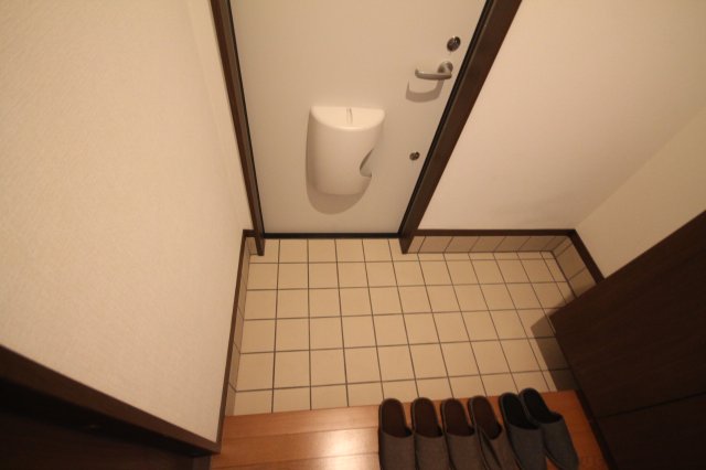 玄関　同じ建物の別のお部屋の写真です。現況優先。
