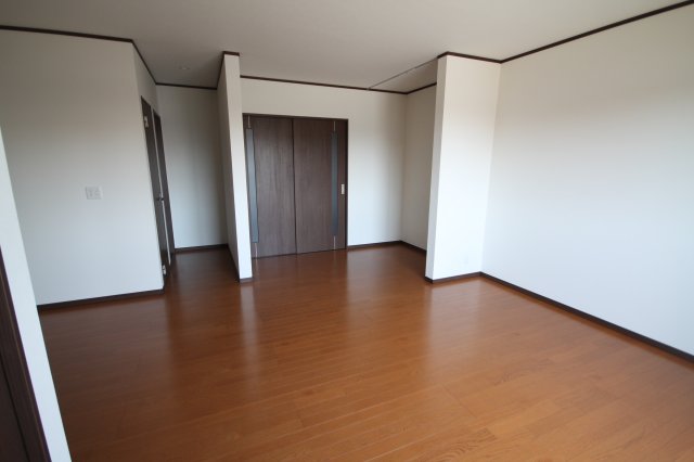 居室・リビング　同じ建物の別のお部屋の写真です。現況優先。