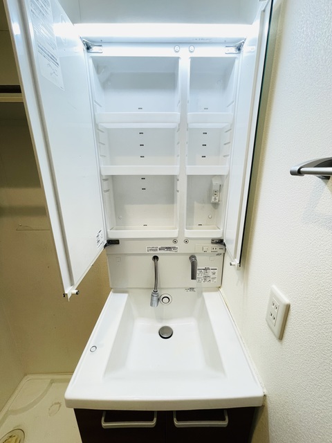 洗面設備　清掃前の写真です