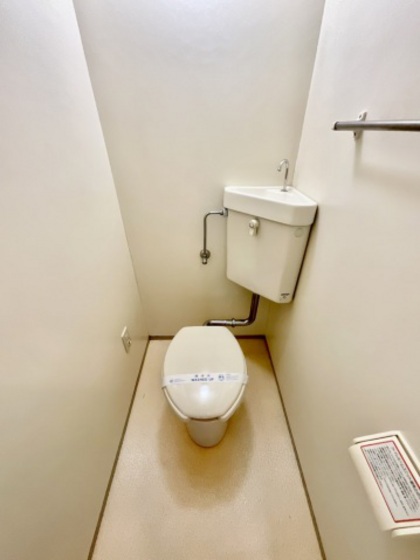 トイレ　※別の部屋の写真です。