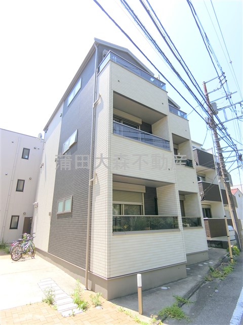 建物外観　2017年9月築　木造地上3階建て総戸数8戸　セントラル警備