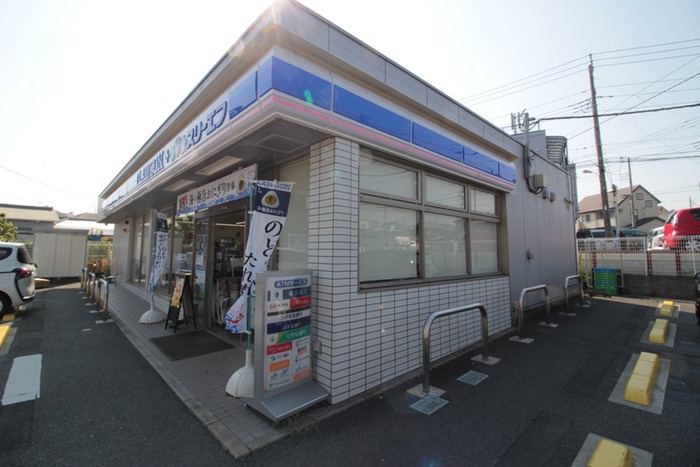 コンビニ　ローソンLTF藤沢羽鳥中学校前店（コンビニ）まで550m