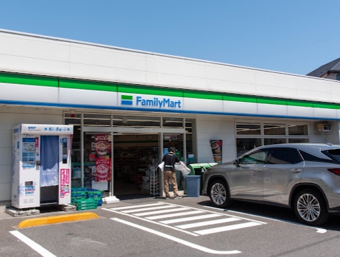 コンビニ　ファミリーマート世田谷中町店（コンビニ）まで312m