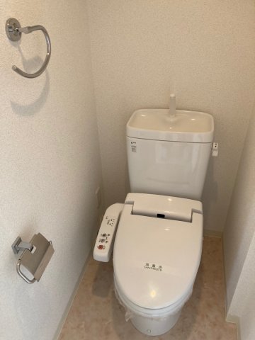 トイレ　温水洗浄便座。