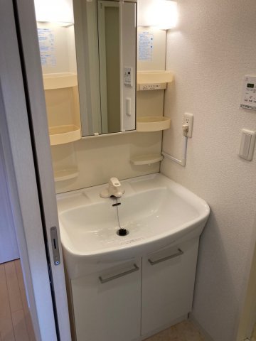 洗面設備　嬉しい独立洗面台付き。