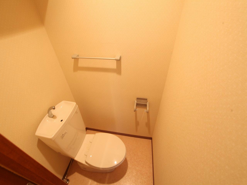 地下鉄東山線 本陣駅 徒歩2分 11階建 築20年のトイレ写真