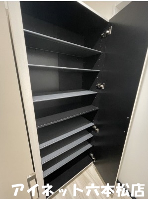 玄関　玄関収納も完備。