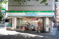 コンビニ　ファミリーマート 南大塚通り店（コンビニ）まで556m