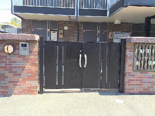 エントランス　オートロックゲート付き。
