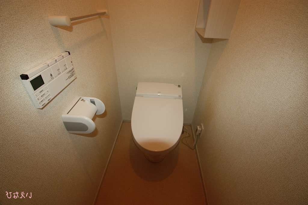 ＪＲ山陽本線 東尾道駅 徒歩15分 3階建 築16年のトイレ写真