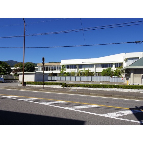 小学校　岡谷市立長地小学校（小学校）まで569m