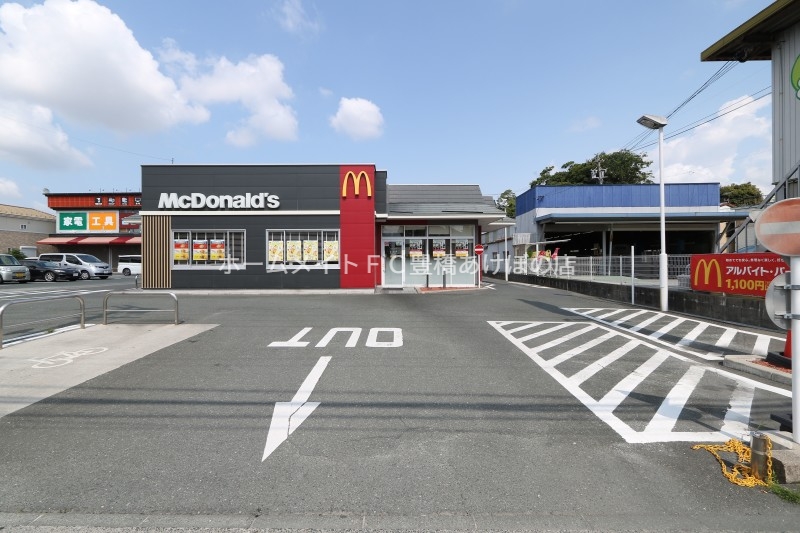 飲食店　マクドナルド豊橋牛川店（飲食店）まで584m