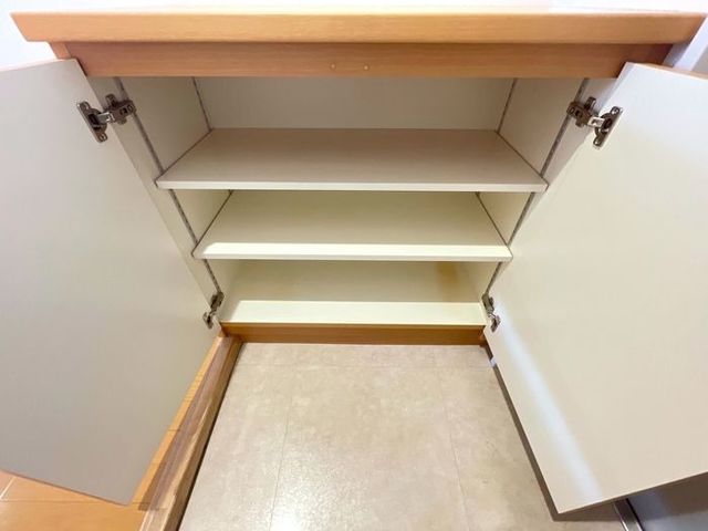ＪＲ東海道本線 沼津駅 バス乗車時間：16分 最寄りバス停で下車 徒歩1分 2階建 築12年の玄関写真