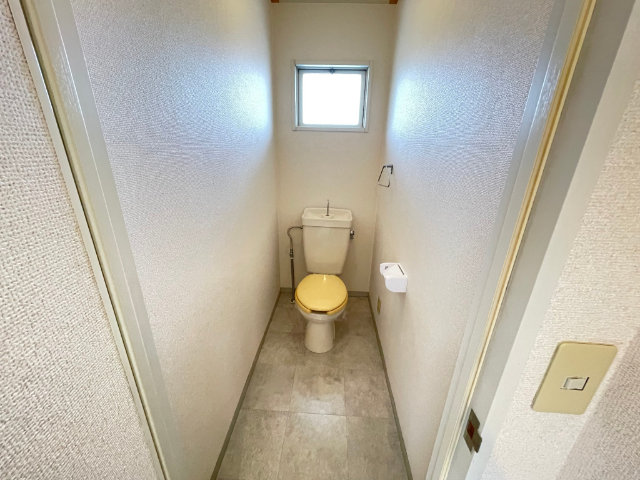 トイレ　窓付きのトイレです