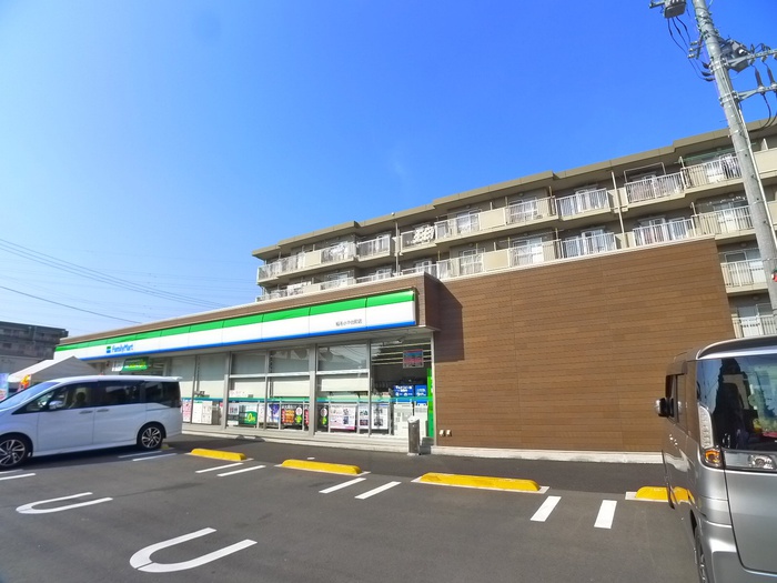 コンビニ　ファミリーマート（コンビニ）まで152m