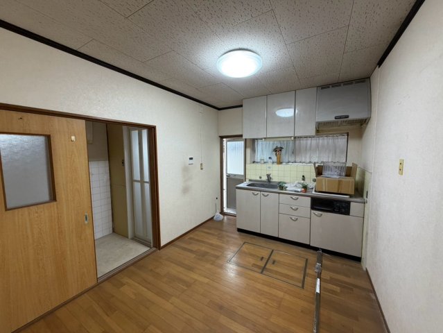長尾西町1丁目戸建の居間写真