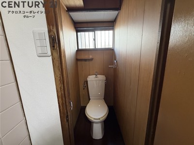 トイレ　窓付きの明るいトイレです♪
