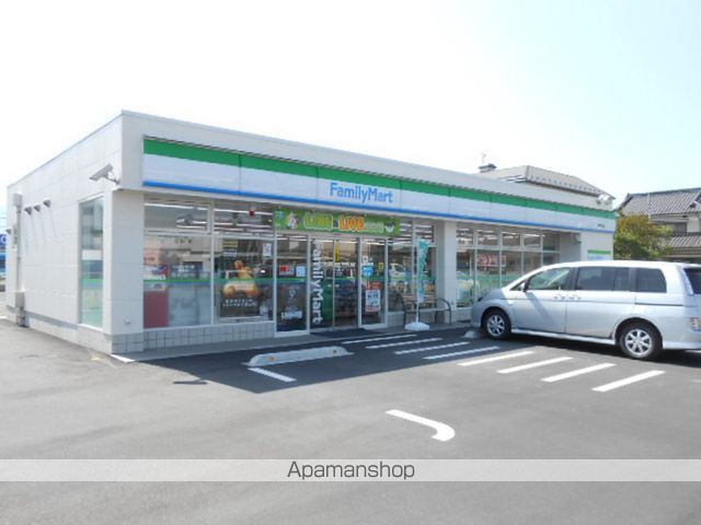 コンビニ　ファミリーマート（コンビニ）まで240m