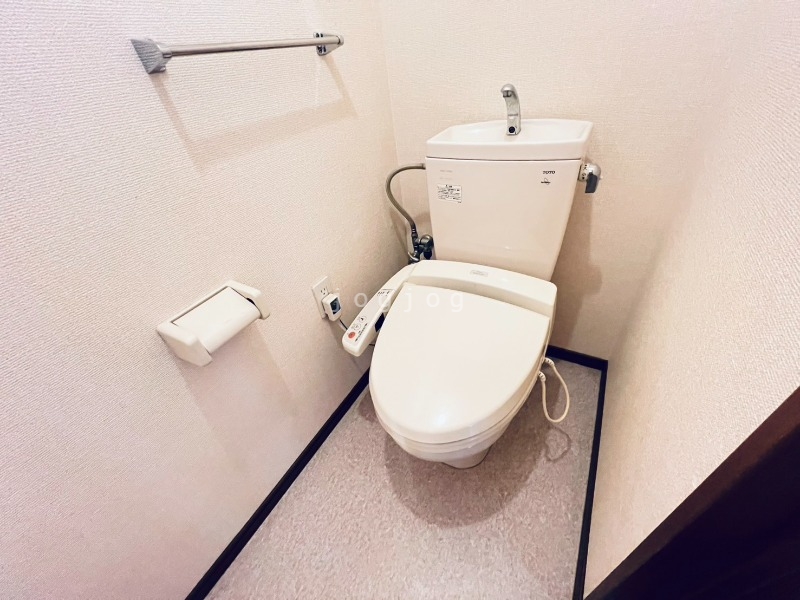 トイレ　嬉しい温水洗浄便座付きのトイレです。