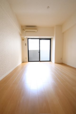 ダイナコートスタシオン博多の居間写真