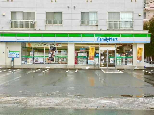 コンビニ　ファミリーマート東札幌店（コンビニ）まで371m