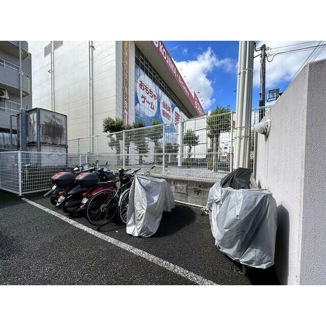 駐車場　駐輪場は屋外です。