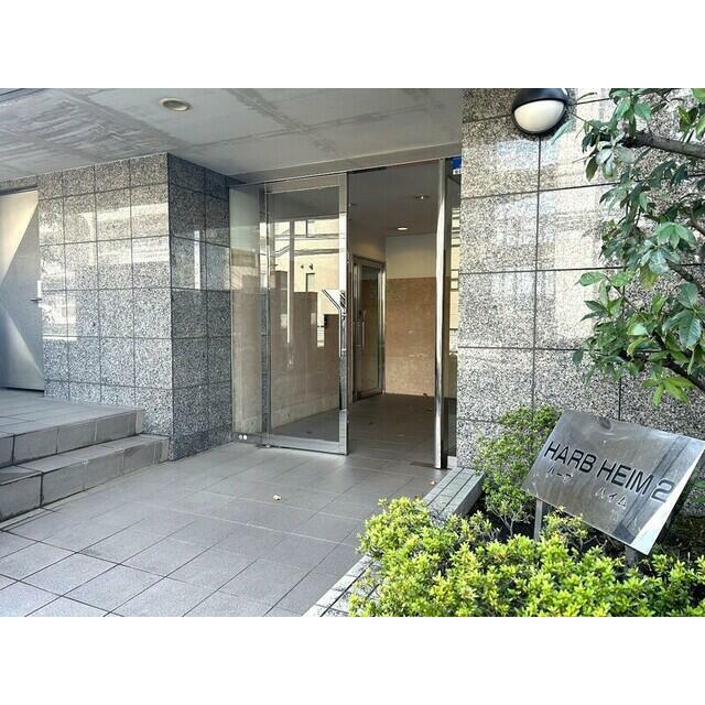 エントランス　大通りに面した明るいエントランスです。