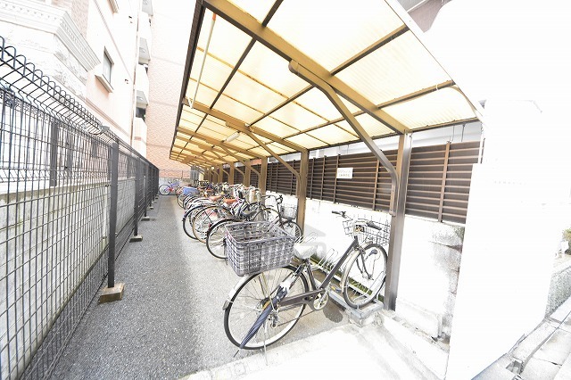 地下鉄御堂筋線 東三国駅 徒歩8分 5階建 築50年の外観写真